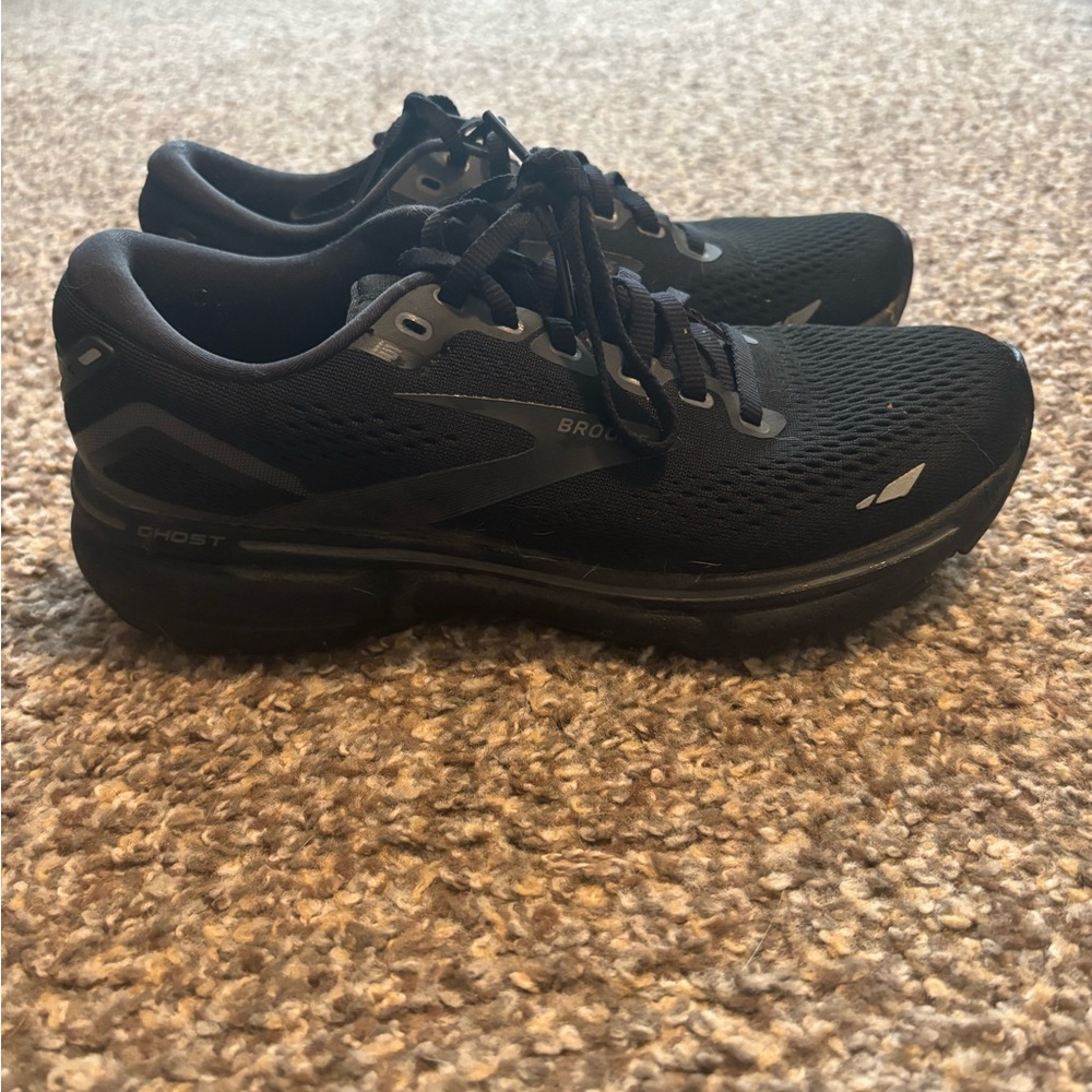 Brooks Black Athletic Shoes with Breathable Mesh and Rugged Outsole